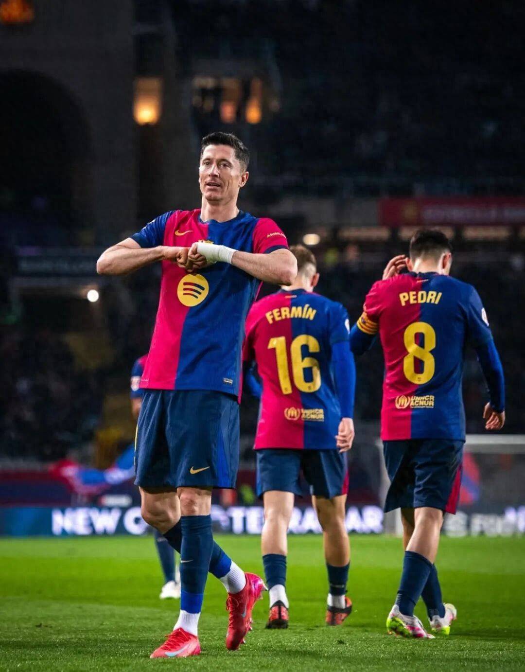 巴萨找到新莱万！17岁小将上演西甲首秀：1米76客串中锋